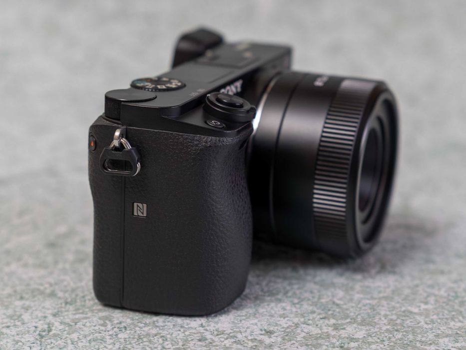 Sony a6000 + объектив AF f/2.8 27mm • APS-C 24,3 Мп • Wi-Fi • NFC
