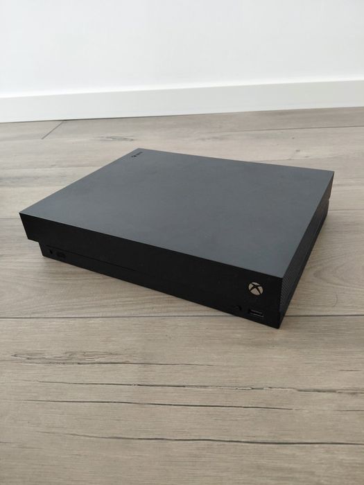 XBox One X com acessórios e conta com vários jogos