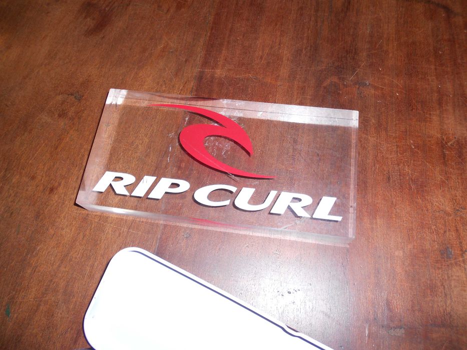 Estojo Quicksilver e placa decorativa Rip Curl - conjunto