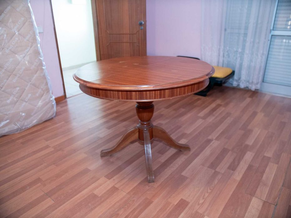 Extendable Round Table with 3 Chairs – Elegant and Functional64729834515841120