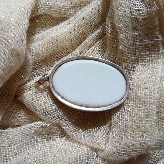 Medalha com Prata e Porcelana Azul e Branca, design oriental