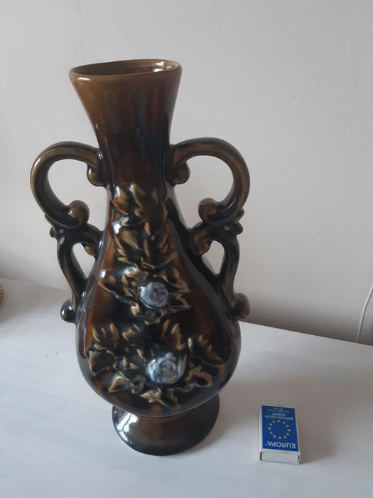 Gliniany wazon z uszkami