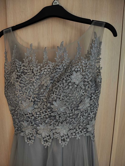Elegancka sukienka z koronką i tiulem – srebrnoszara 34