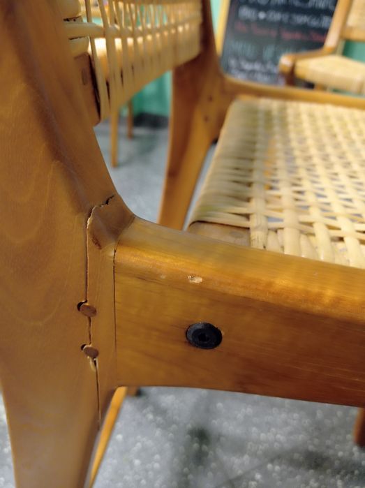 Cadeiras em madeira com assentos em palha