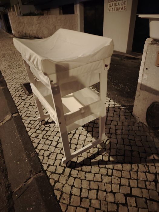 Vendo banheira e muda fraldas para bebe usado mas com pouco isso vendo porque o meu filho já não usa mais