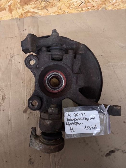 Цапфа поворотна права Volkswagen T4 1990-2003
