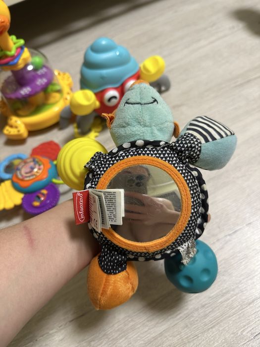 Іграшки підвіски на коляску tiny love infantino