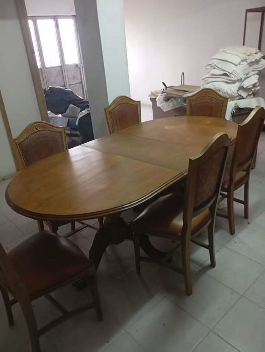 Vendo mesa cadeiras muitas bonitas bom estado