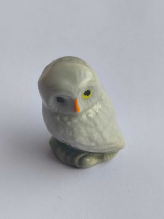 Мініатюрна порцелянова фігурка сови, відома як Wade Whimsie 4 см.