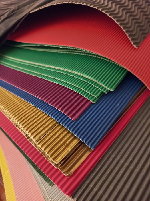 Cartolinas caneladas, de diversas cores, em folhas