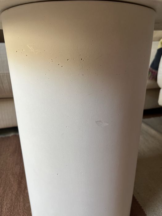 Mesa de apoio exterior ou interior Macarella de cimento branco 48 x 47 cm forma orgânica curva Kave Home
