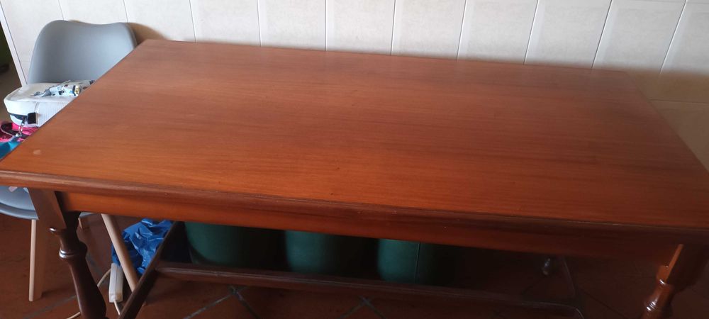 Mesa de cozinha em madeira.