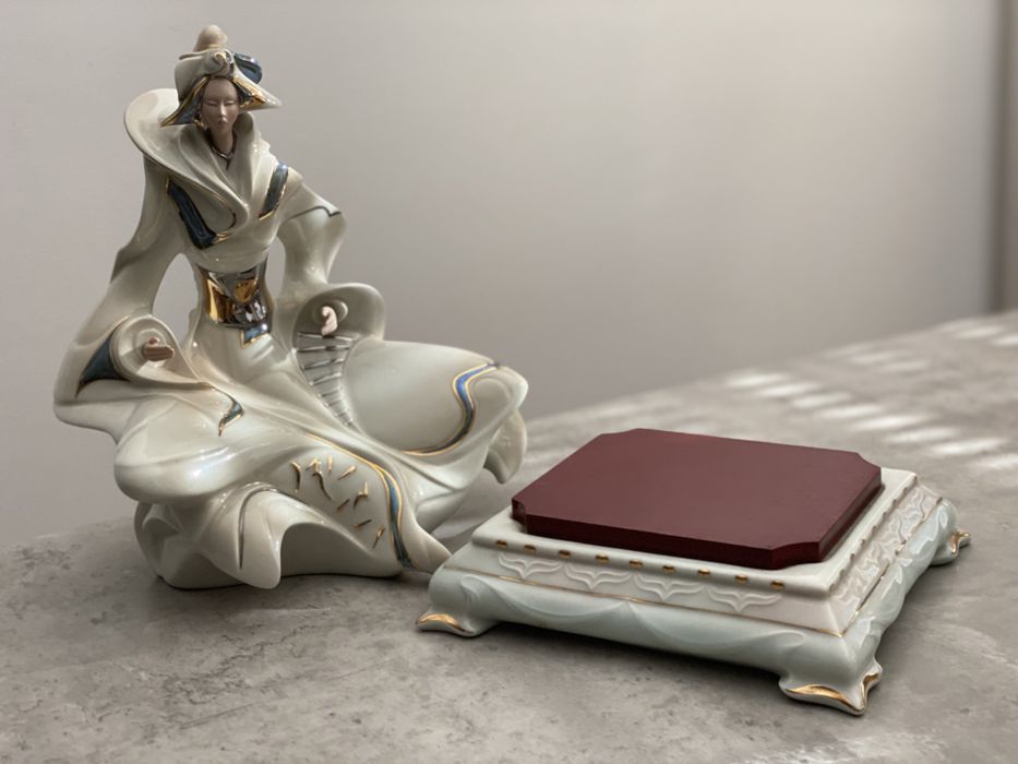 Estatueta de porcelana