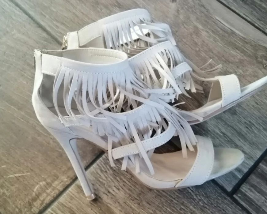 Buty na obcasie, z frędzlami , beżowe, 36 rozmiar ,z ccc