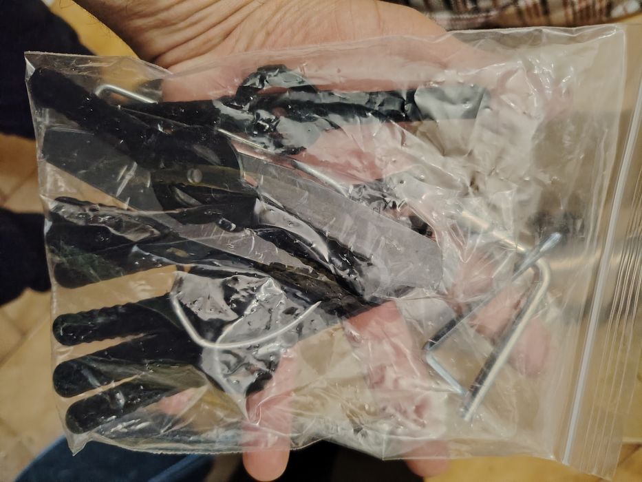 Roçadora corta mato a bateria, é nova não teve uso, trás vários acessórios, disco e laminas de corte (Leia a descrição)