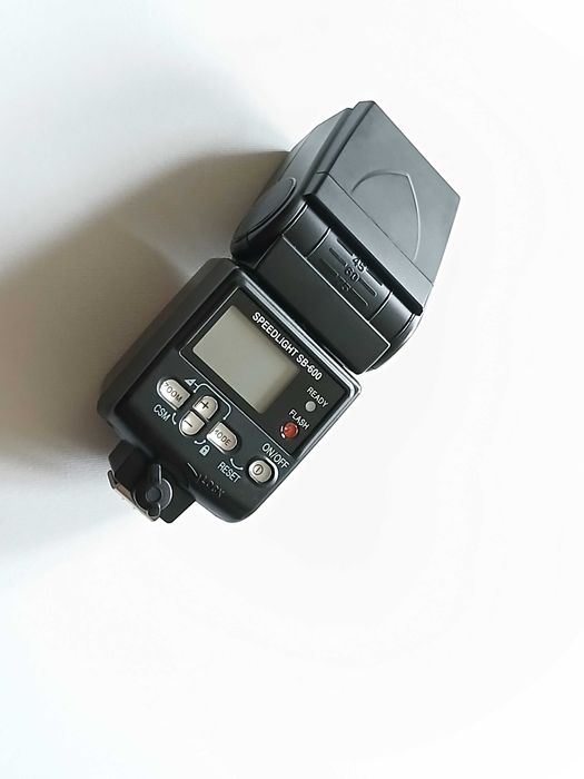 Flash NIKON Speedlight SB-600, como novo.
Oferta de saco de transporte