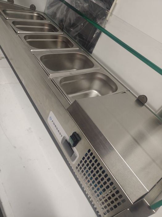 Lada chłodnicza wraz z pojemnikami