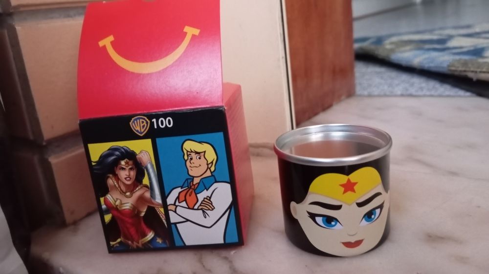 Brinde Scooby Doo e mulher maravilha
