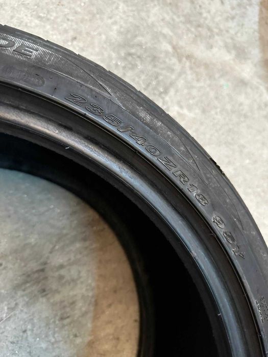 34 - Pneu roadstone 235/40 r 18