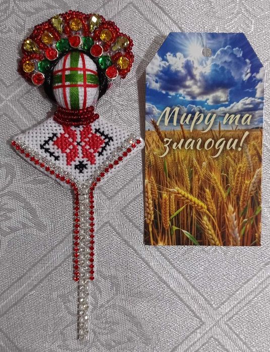 Брошка мотанка з вишивкою