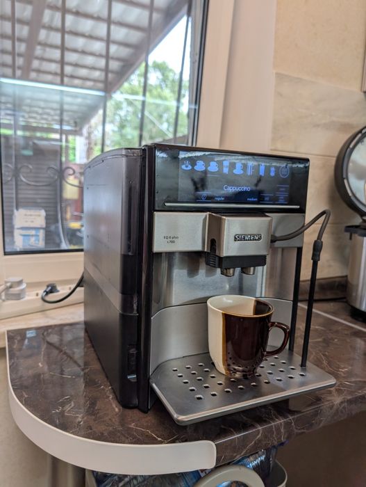 Флагманська кавомашина Siemens EQ.6 plus s700 (Нержавійка, 19 бар, 2 молочні напої) – Гарний стан!