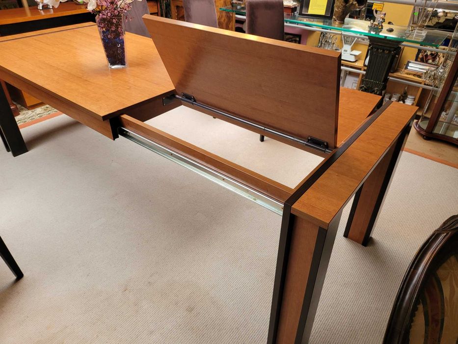 Solid Wood Table – Extendable – Very Good Overall Condition – Table Only64584264407299122