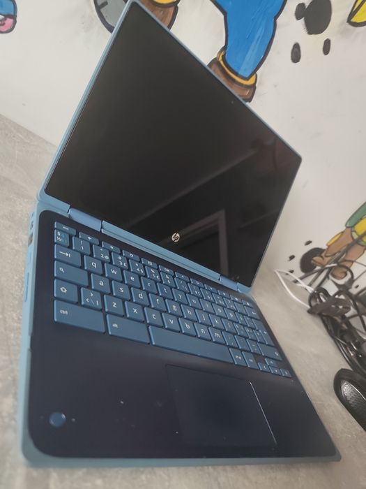 Chromebook HP 360 niebieski z myszką