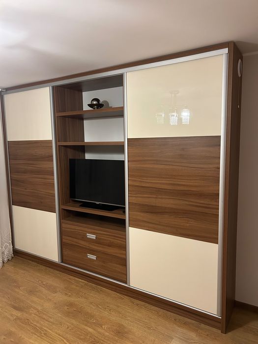 Szafa przesuwna jak nowa 304x240x44