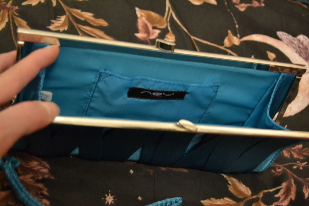 Mała satynowa elegancka torebka kopertowa turkusowa wieczorowa