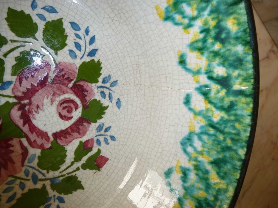 Saladeiras e prato de louça, antigas