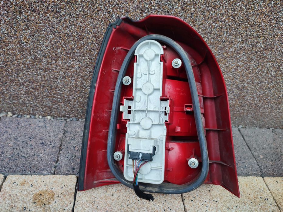 Lampa Tylna Prawa Audi A4 B5 Kombi Lift