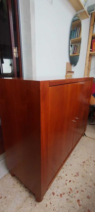 Cómoda de madeira, 106x40, com 3 prateleiras interiores