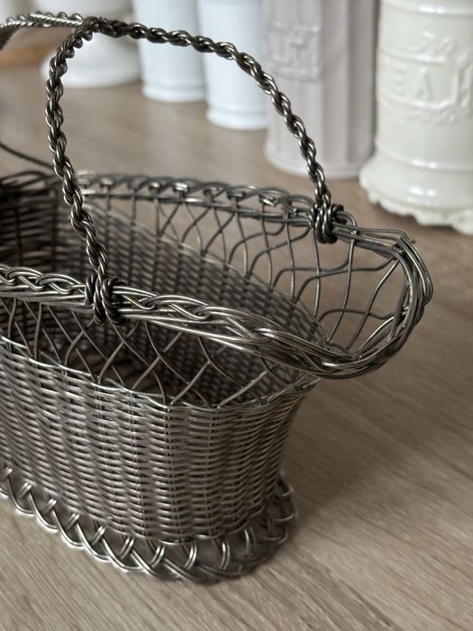 Metalowy koszyk do serwowania wina
