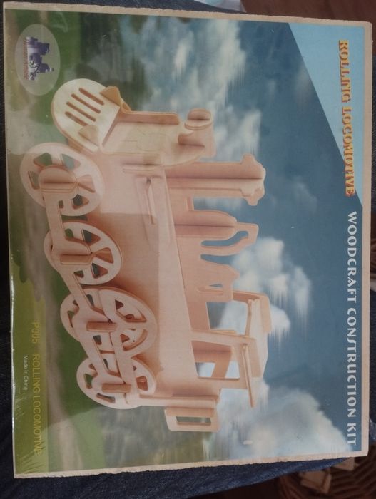 Drewniany model pociągu i samochodu do złożenia