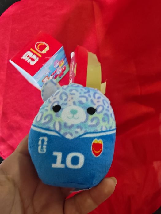 Lote 2 Mini Squishmallows McDonald's FIFA 2026 (Lindsay #10 e Maui #12)