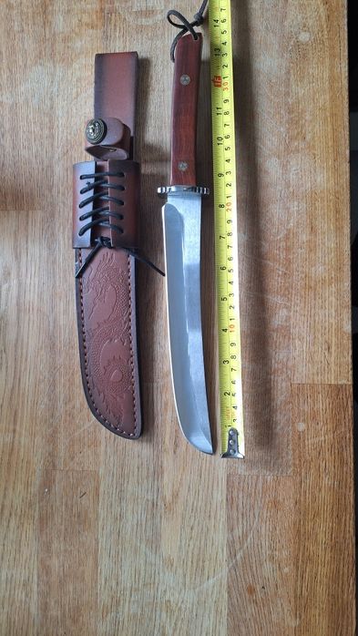 Nóż myśliwski duży,ostry.