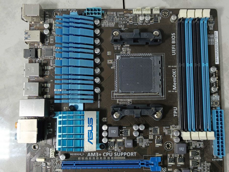 Материнська плата AMD ASUS M5A97 sAM3+ під FX у ВІДМІННОМУ стані