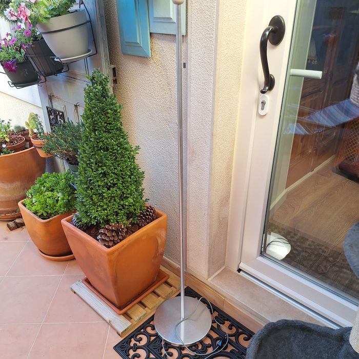 Candeeiro de pé em metal