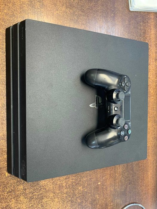 /777/ Konsola Playstation 4 Pro 1TB  + Pad