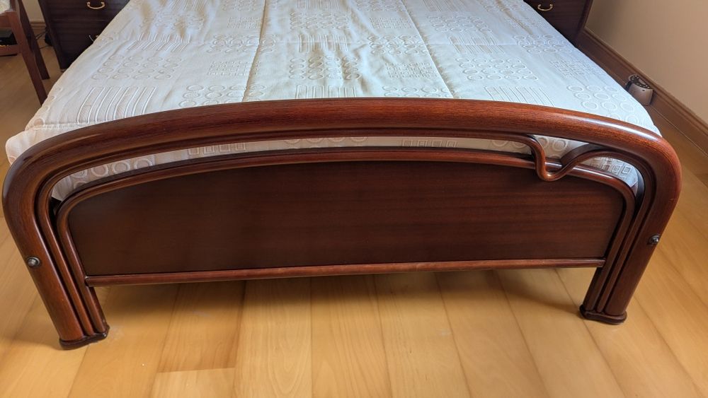 Mobília de quarto (cama, cabeceiras, cadeira, cómoda)