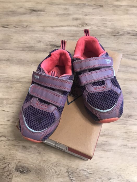 Кроссовки OshKosh на девочку.Подошва светится!!!