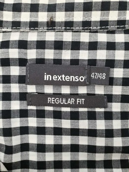 Camisa aos quadrados pretos e brancos