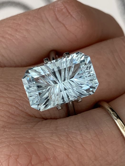 Природний Топаз 10,01 ct у фантазійному огрануванні!