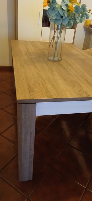 Vendo conjunto de mobiliário em excelente estado, com design moderno em acabamento carvalho e branco, ideal para sala de estar e sala de jantar.