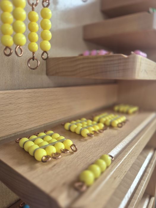 Regał z łańcuchami Montessorii