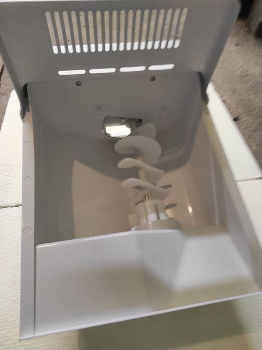 Zbiornik lodu z mocowaniem kostkarki do lodówki Samsung