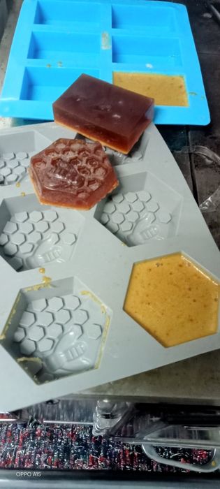 Sabonetes artesanais de  mel e própolis