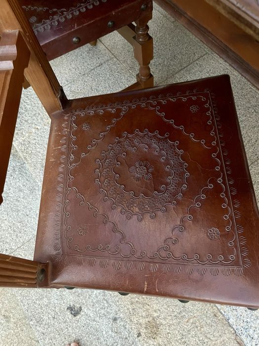 Mesa de Jantar Rústica em Madeira Maciça + 8 Cadeiras com Couro Trabalhado / Estilo Espanhol