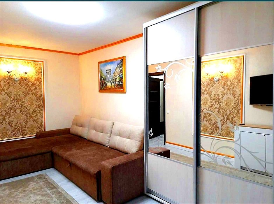 Квартира Центр Сахарова на 1 поверсі! Жалюзі на вікнах!