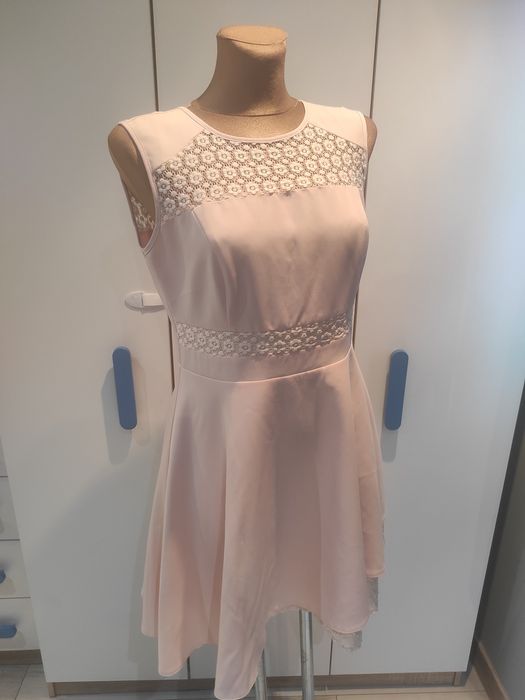 Elegancka sukienka z koronką